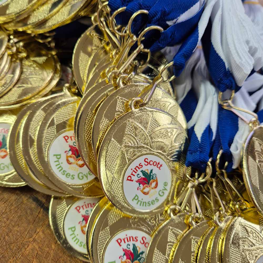 Carnavalsmedailles personaliseert u met uw eigen logo of foto en tekst op de voorzijde van de medaille